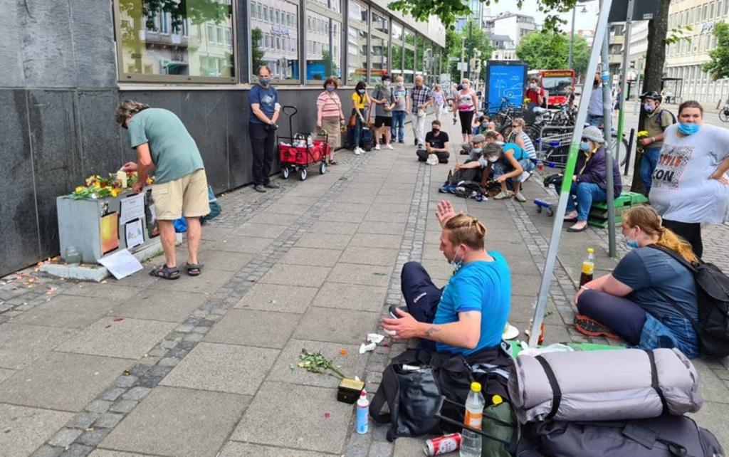 Gebet für den obdachlosen Freund Michael auf einem zentralen Platz mitten in Bremen, der vor einigen Tagen auf der Straße gestorben ist